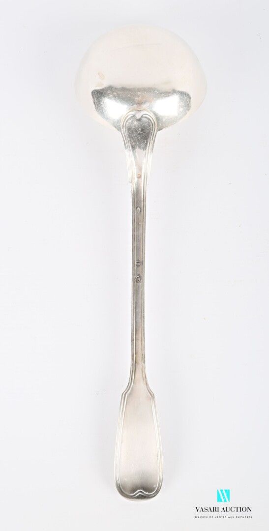 Null 银质勺子，柄部装饰有丝状物，标有W.D。

金匠大师:路易-洛耶

(轻微变形)

重量 : 271,56 g