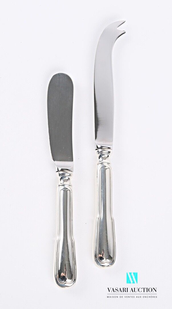 Null 银质套装，包括一把黄油刀和一把奶酪刀，银质手柄上有锉刀的装饰，不锈钢刀片。

毛重：192克