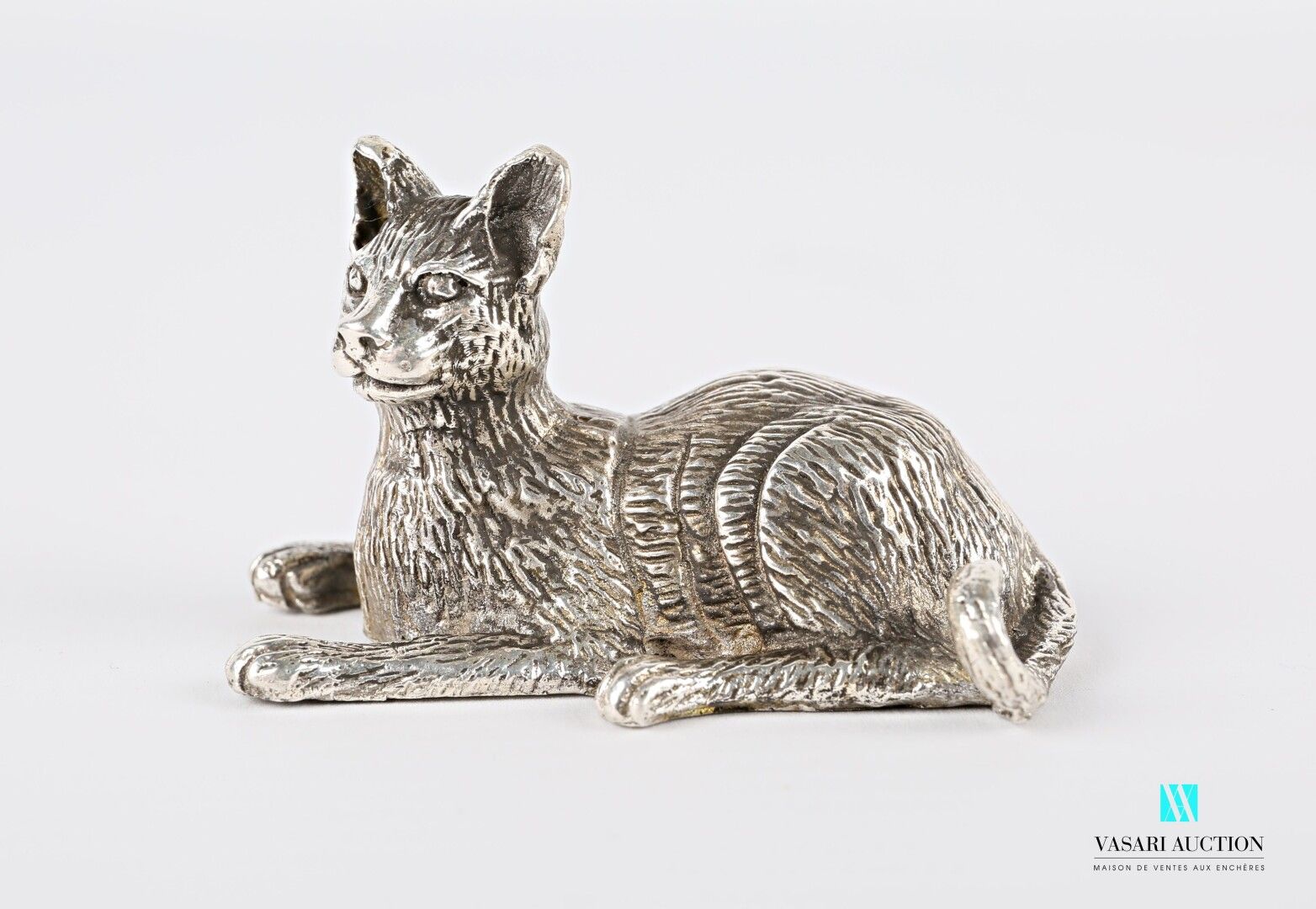 Null Silbernes Motiv, das eine liegende Katze darstellt.

Gewicht : 90,15 g