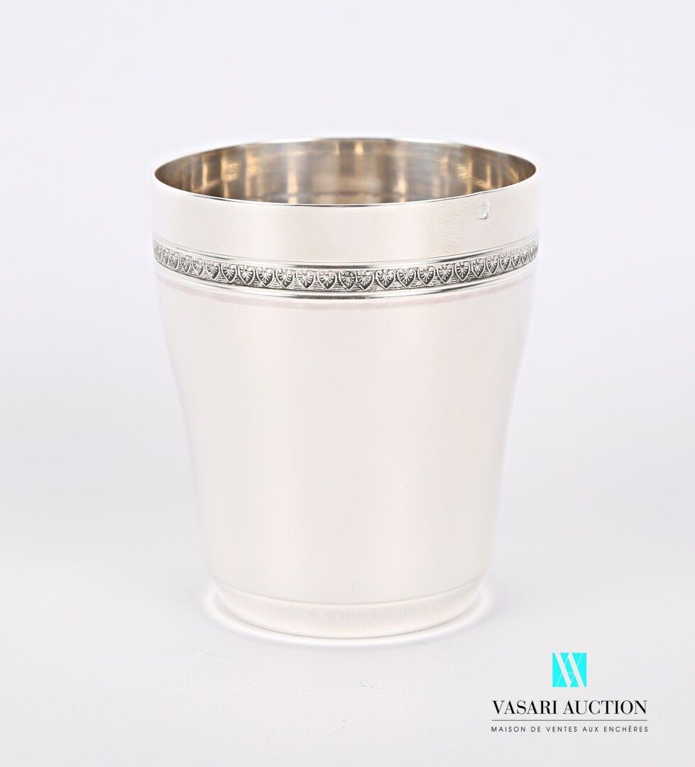 Null Un bicchiere d'argento a forma di tronco di cono, la parte superiore legger&hellip;