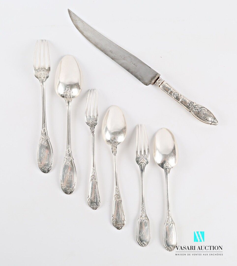 Null Silver lot comprising a table cutlery, the handle decorated with thistles, &hellip;