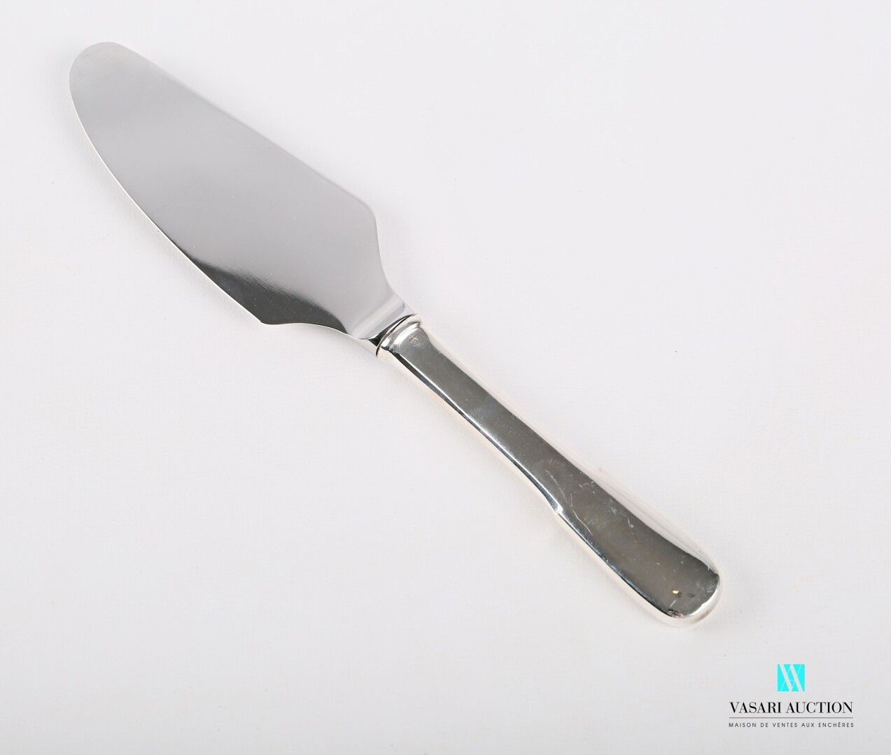 Null 饼架，手柄为银色，带平面装饰，刀片为不锈钢材质

毛重 : 127,40 g