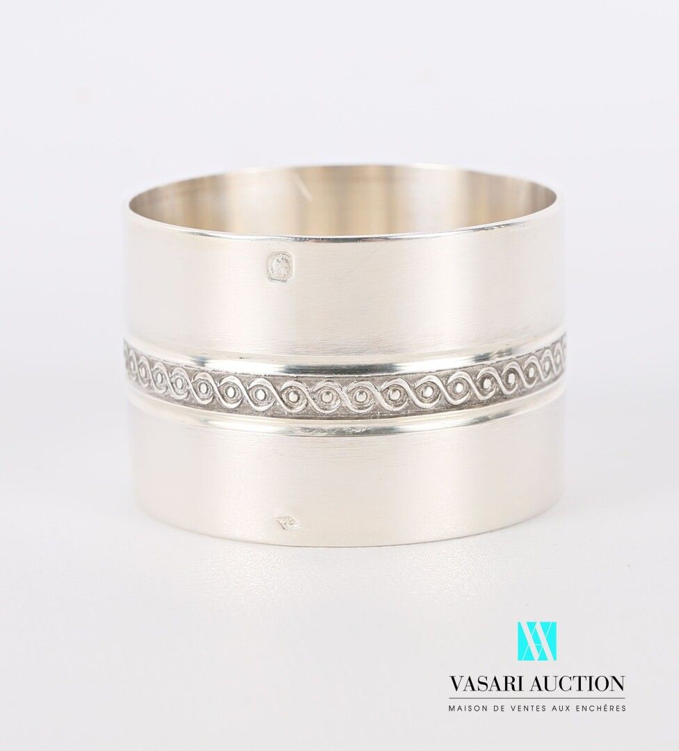 Null 银质餐巾环，装饰有珍珠和交错的楣板

重量：36.88克

直径 : 4,2 cm