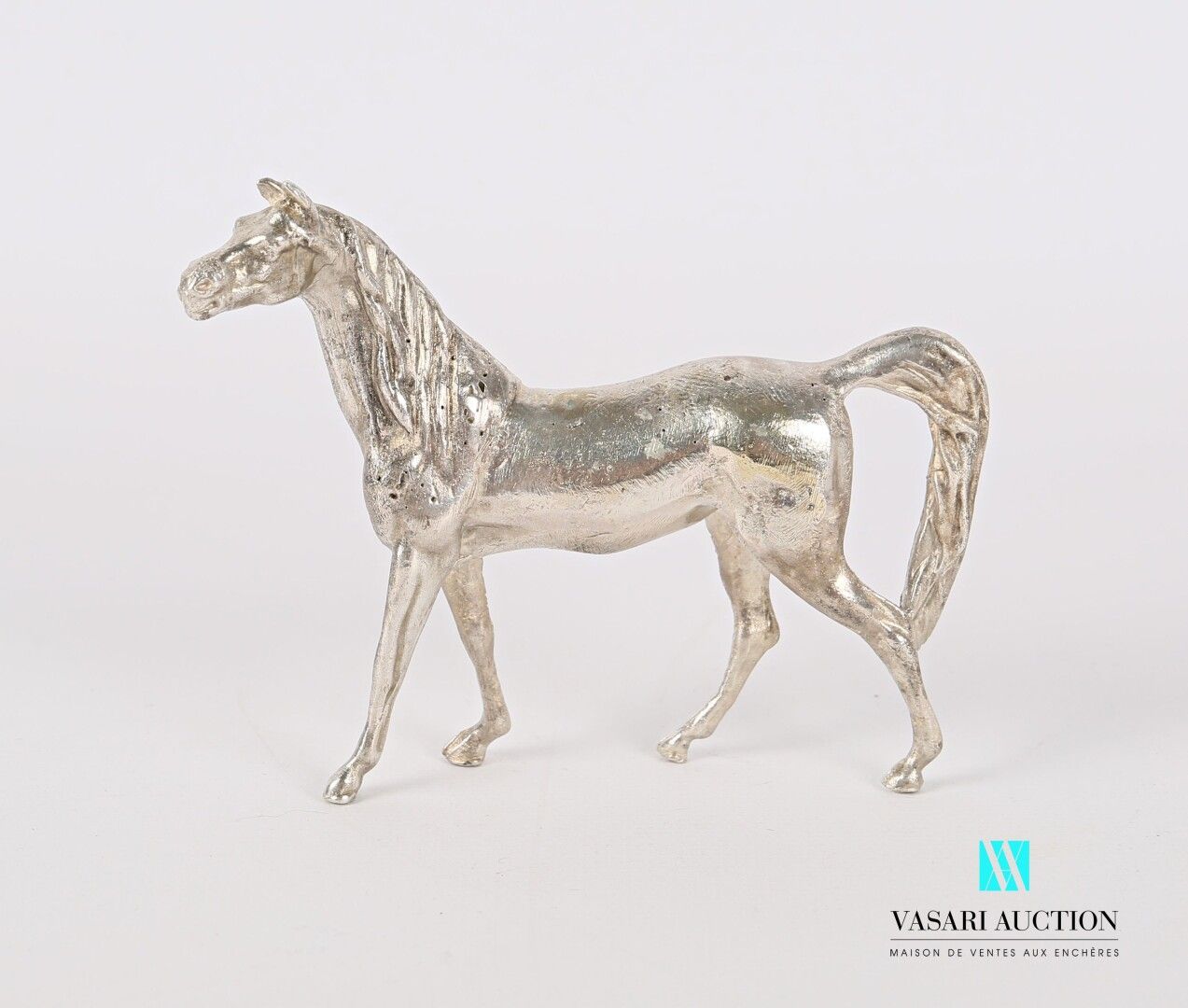 Null Sujet en argent figurant un cheval

Poids : 268,10 g - Haut. : 8,5 cm - Lon&hellip;