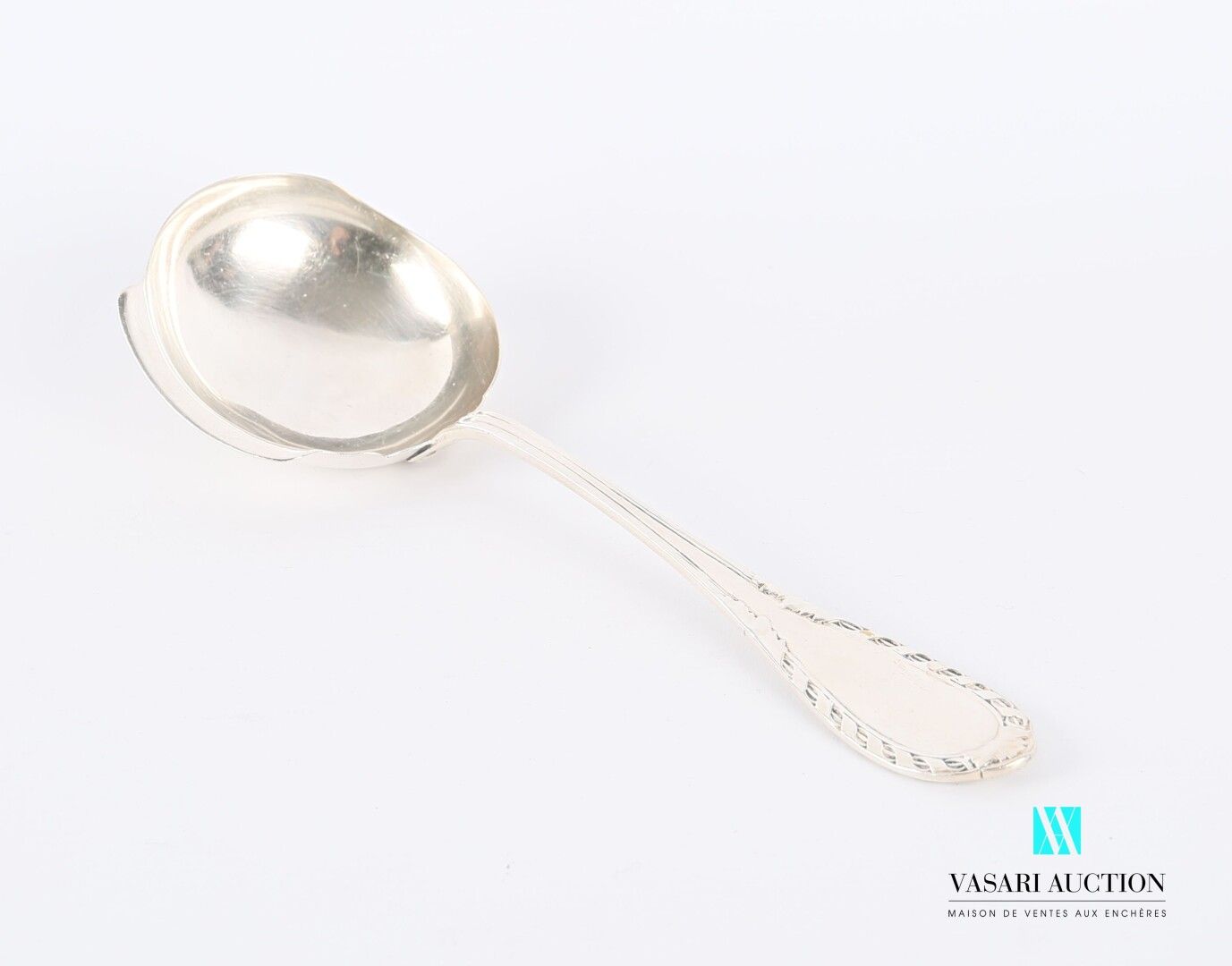 Null 银质奶油勺，手柄上装饰有鱼片，扭曲的丝带和叶子的扣子，勺子上有一个倒水口。

金匠大师：Ravinet

重量 : 82,42 g