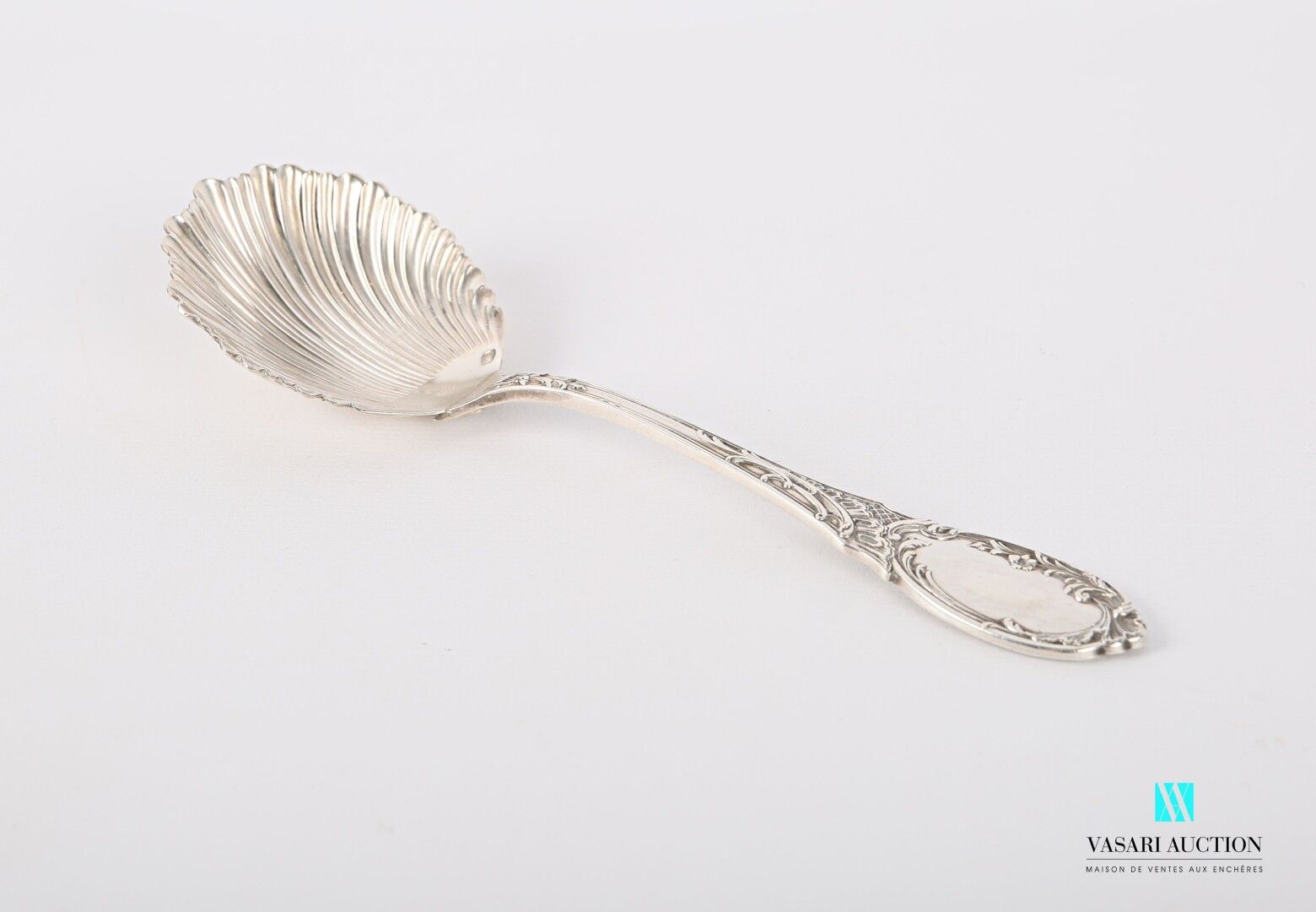 Null 银质奶油汤匙，手柄上装饰有花枝和叶子，汤匙上模拟了一个贝壳。

重量 : 69,62 g