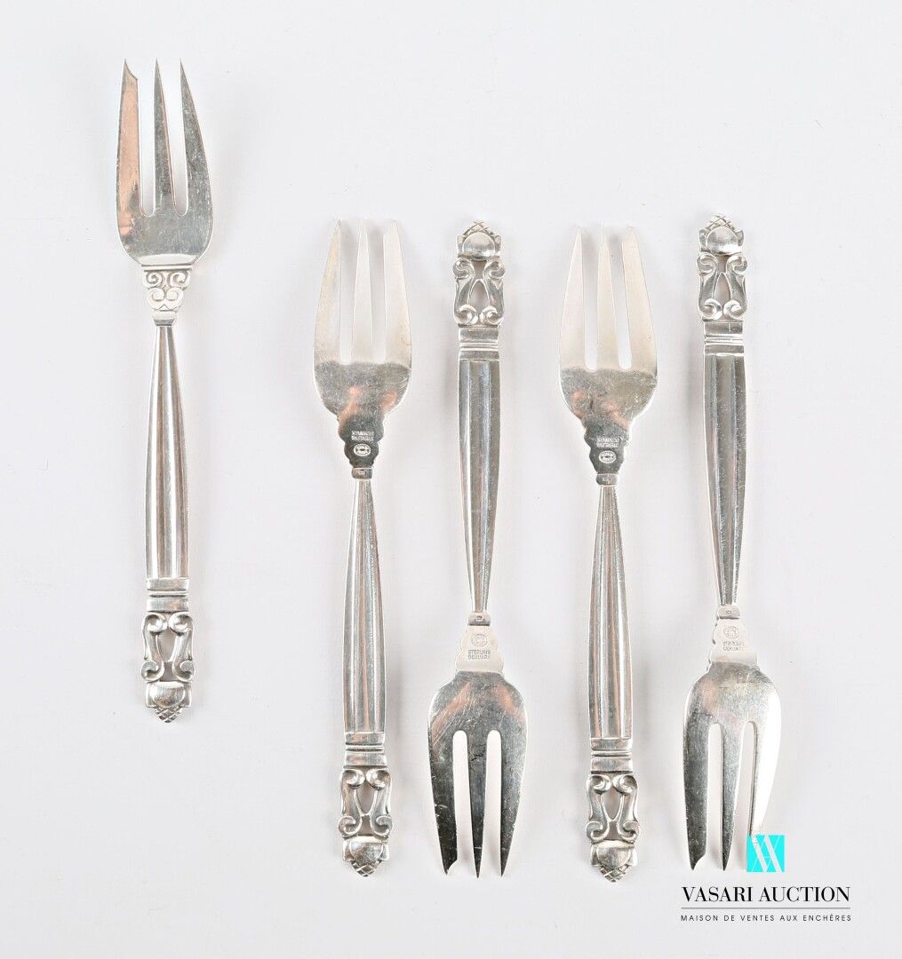 Null Set of five Acorn pattern silver cake forks, the handle decorated with flut&hellip;