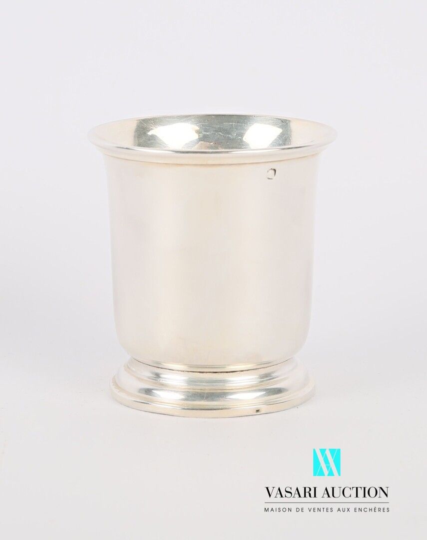 Null 一个普通的银质水壶，放在豆蔻年华的底座上

高度：6厘米6厘米 - 重量：41克