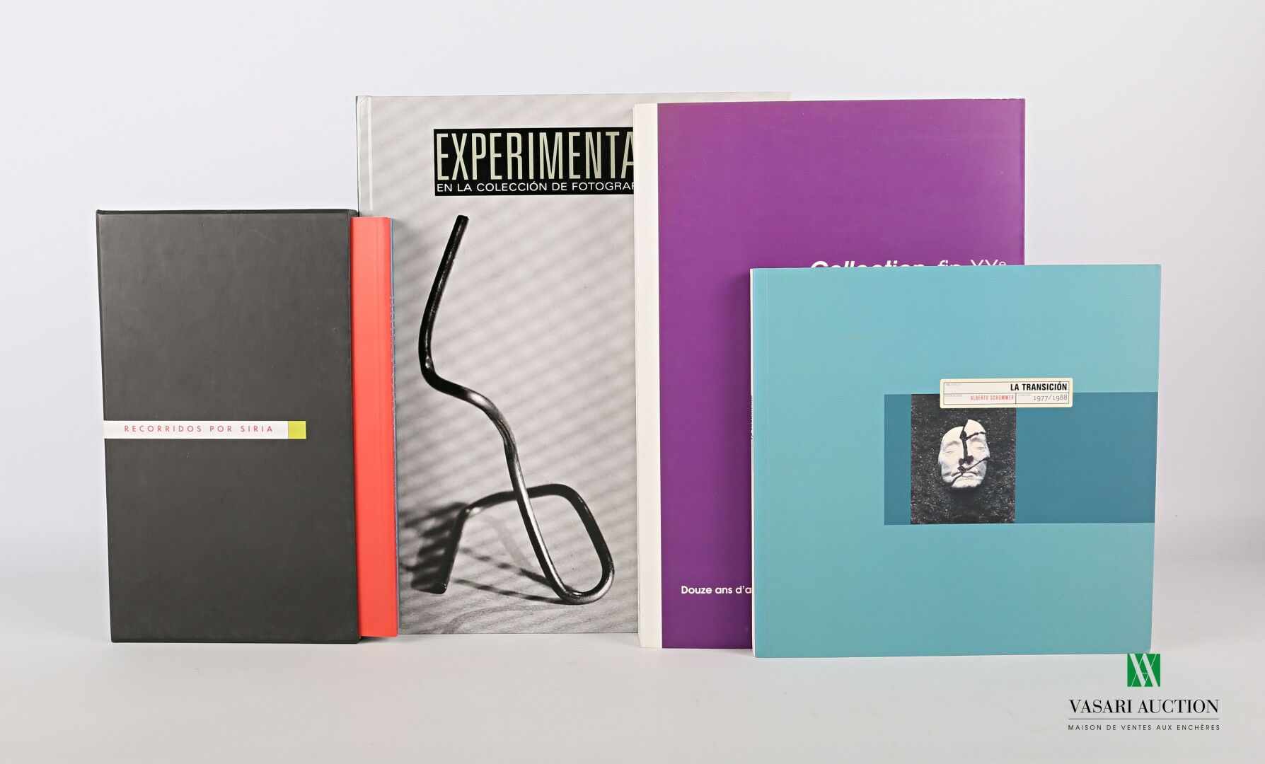 Null [西班牙语]

拍品包括三本书。

- La Transicion 1977/1988 - Alberto Schommer - 平装本 - 状态良好&hellip;