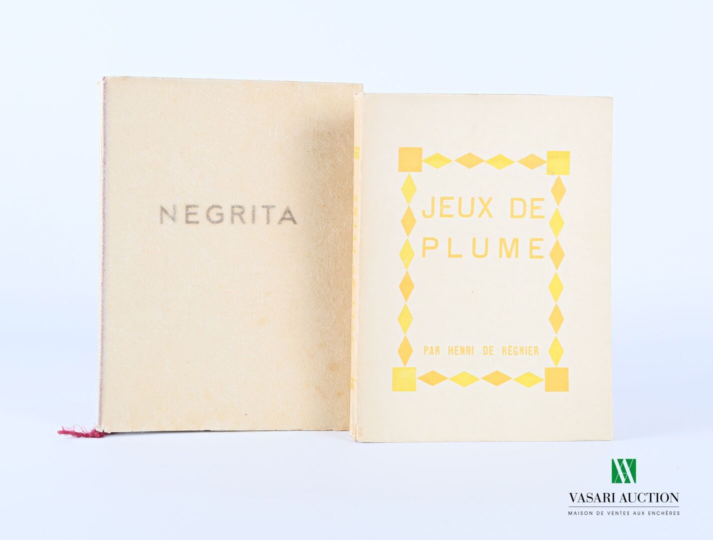 Null 拍品包括两本书。

- DE REGNIER Henri - Jeux de plumes - Paris, Cahiers Libres, 1929&hellip;