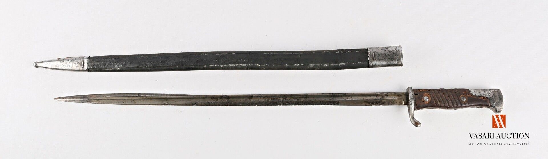 Null 刺刀MAUSER型号S98，52厘米直刃，后跟标有ERFURT字样，皇冠下标有06年（1906年），板件磨损，巡航印有4.248以及刀鞘盖，带铁饰的皮&hellip;
