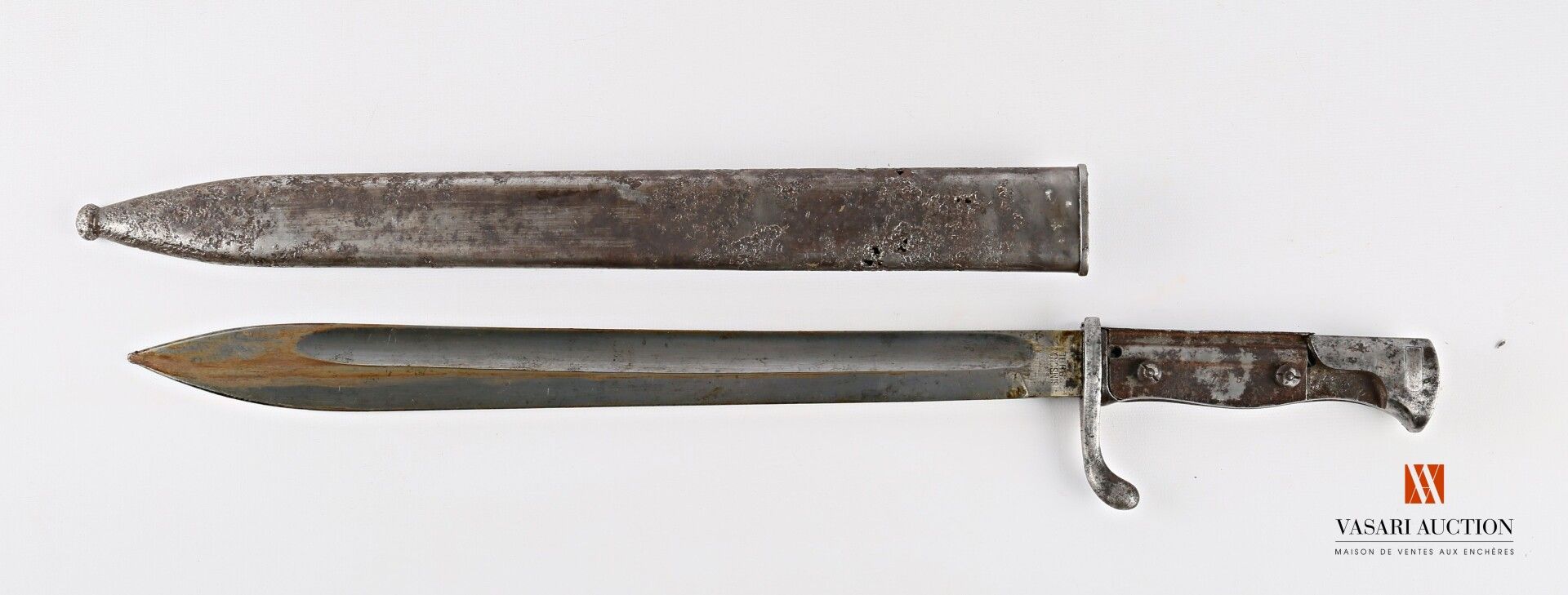 Null 德国MAUSER 98/05型刺刀，刀身鲤鱼舌36.5厘米，背面有16年的日期（1916年），后跟有Simson & Co Suhl的标记，有槽的木板&hellip;