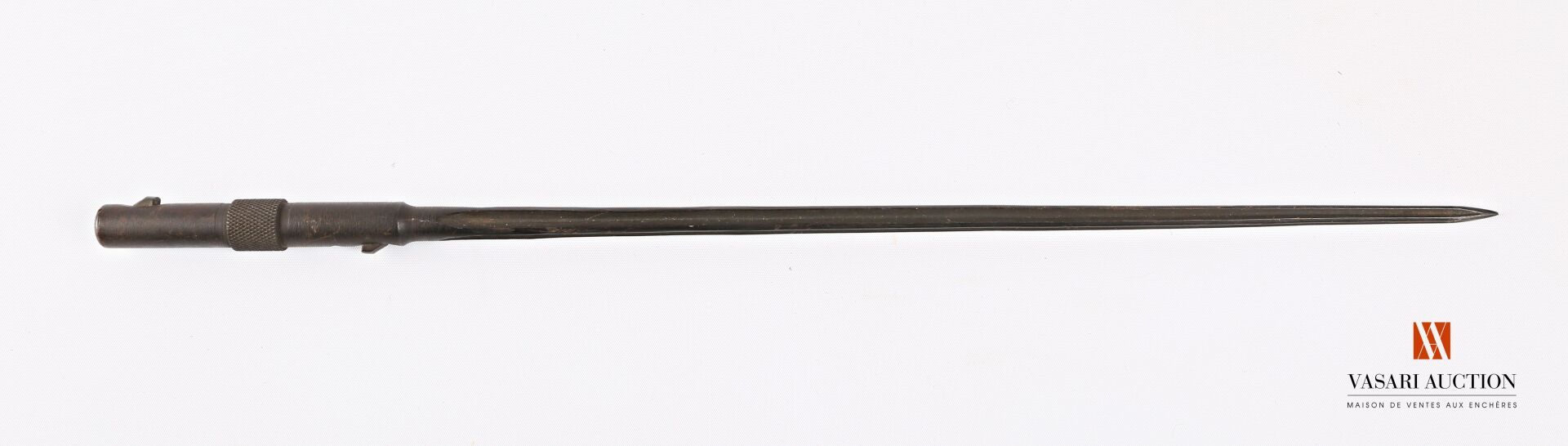 Null 用于MAS 36步枪的刺刀，十字形刀身33.8厘米，扭索状手柄，盖章，TBE，TL43.2厘米，法国二战时期。

D类