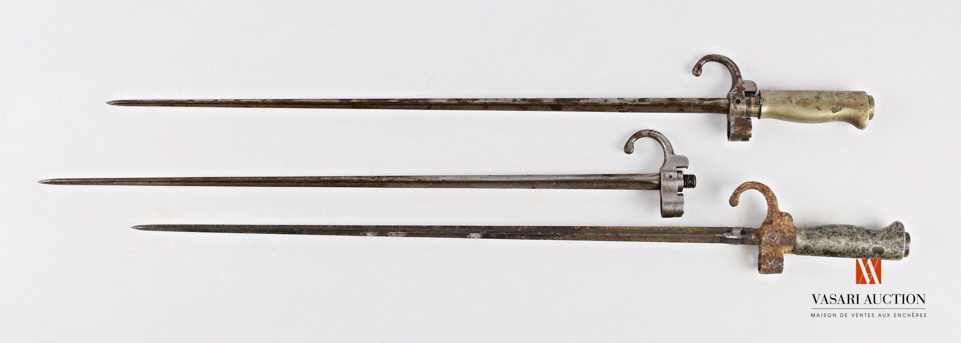 Null Trois lames cruciformes de baïonnette LEBEL modèle 1886, 54,5 cm, 63 cm et &hellip;