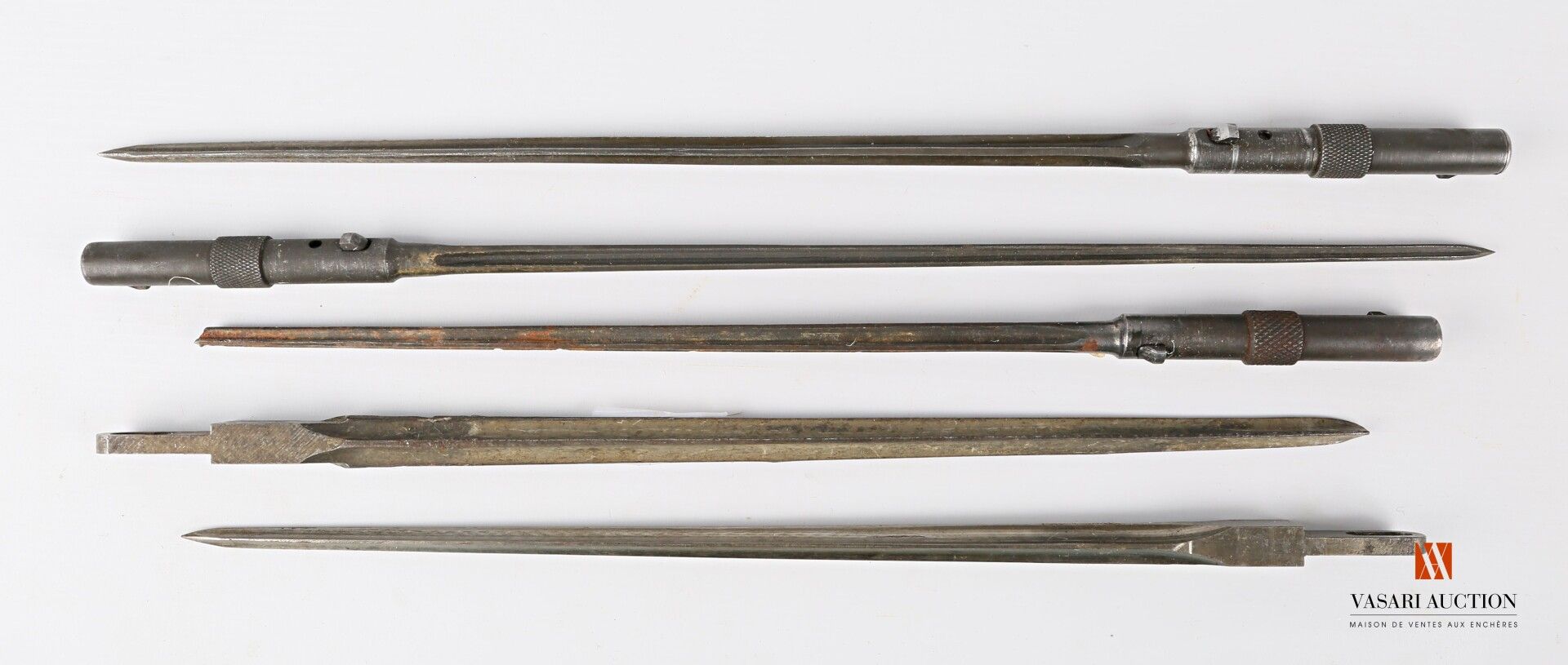 Null 用于Simonov或AK型步枪的折叠式刺刀，LT 380和385毫米，有3个MAS 36刺刀的例子，其中一个是钝的，5件