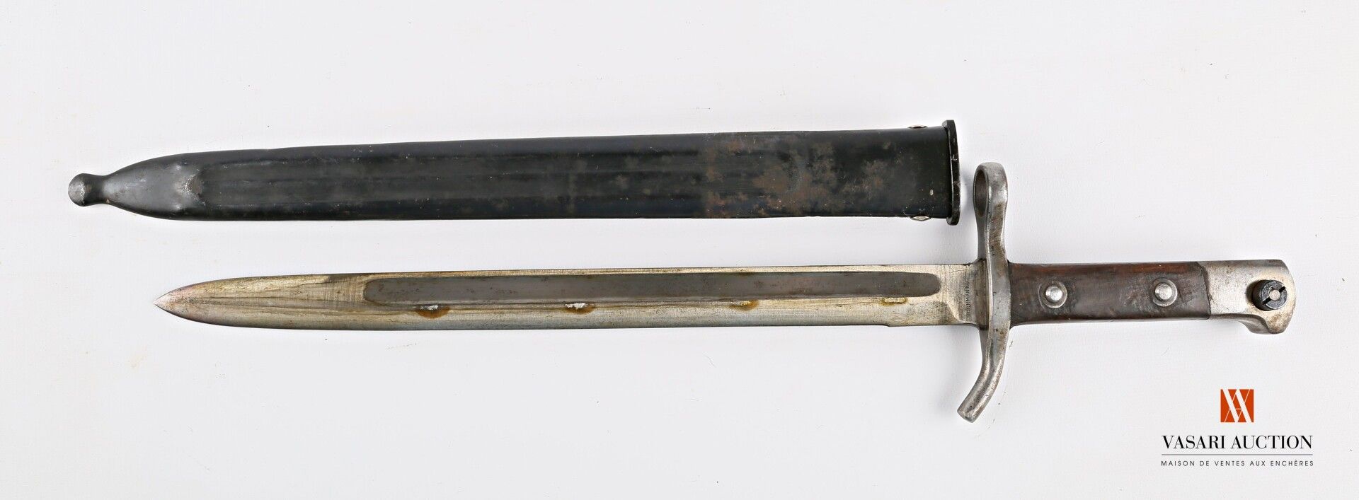 Null 1929年款芬兰刺刀，直刀30.1厘米，刀跟处有Hackman & C°的签名（制造了10500件），光滑的木板，钢制刀鞘为古铜色，磨损、氧化，TL4&hellip;