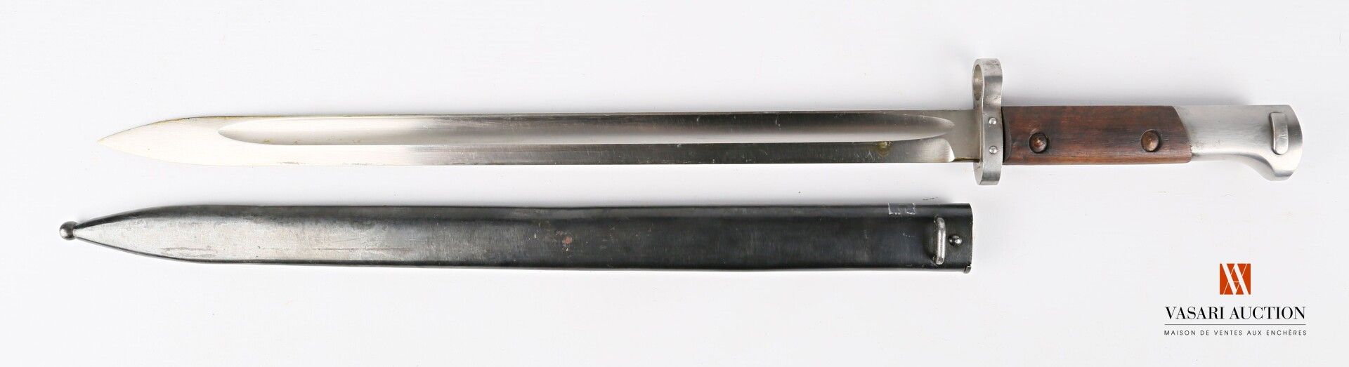 Null 伊朗23型刺刀，400毫米的极好的直刀，鞍座上印有波斯王冠和木板上的编号，钢制刀鞘镀铜，TBE，长545毫米

波斯制造 二十世纪中叶