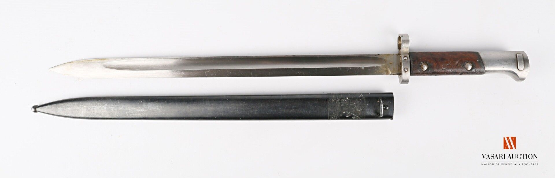 Null 伊朗23型刺刀，400毫米的极好的直刀，鞍座上印有波斯王冠和木板上的编号，钢制刀鞘为青铜色，BE，LT 545毫米

1931年至1938年期间捷克斯&hellip;