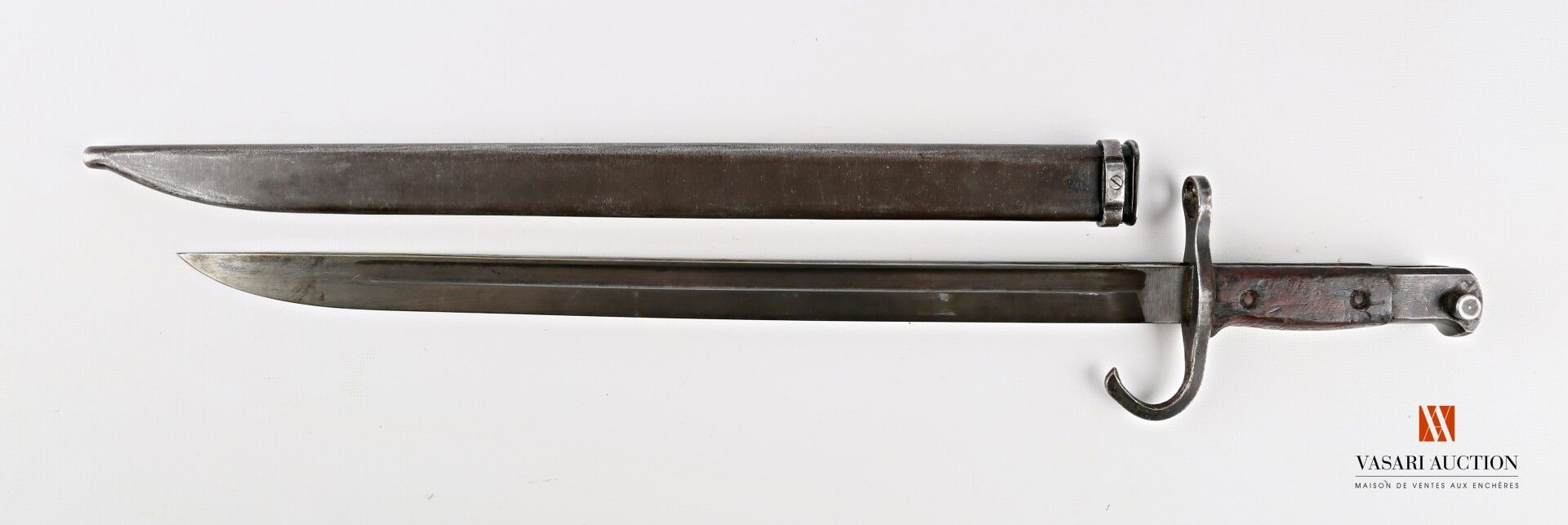 Null Arizaka 30型刺刀，直刃39.9厘米，后跟处有一朵花的签名（东京兵工厂），quillon巡航，典型的后期生产的平鞍，光滑的木板，钢制刀鞘，巡航&hellip;