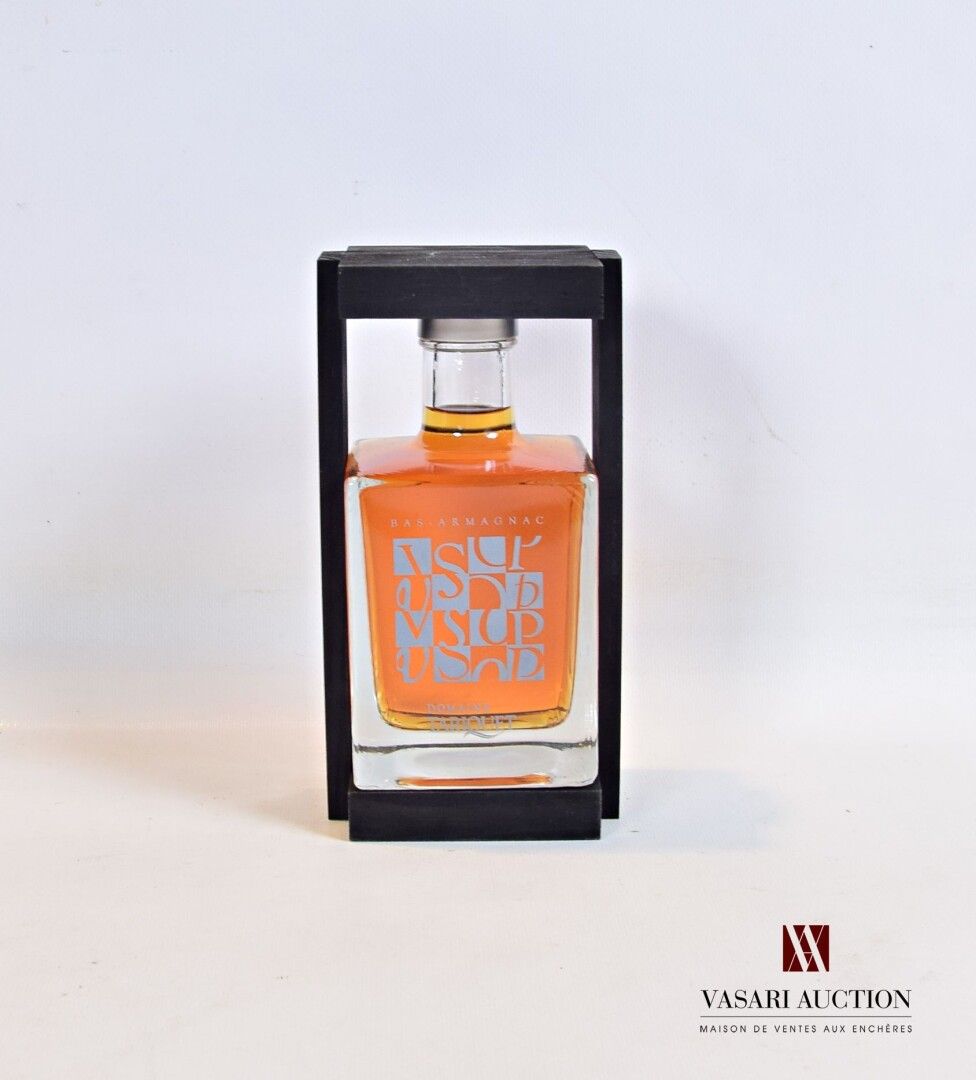 Null 1瓶下阿马尼亚克VSOP塔里吉特酒厂

	50 cl - 40°。非常漂亮的醒酒器，装在黑色的木质展示箱中。