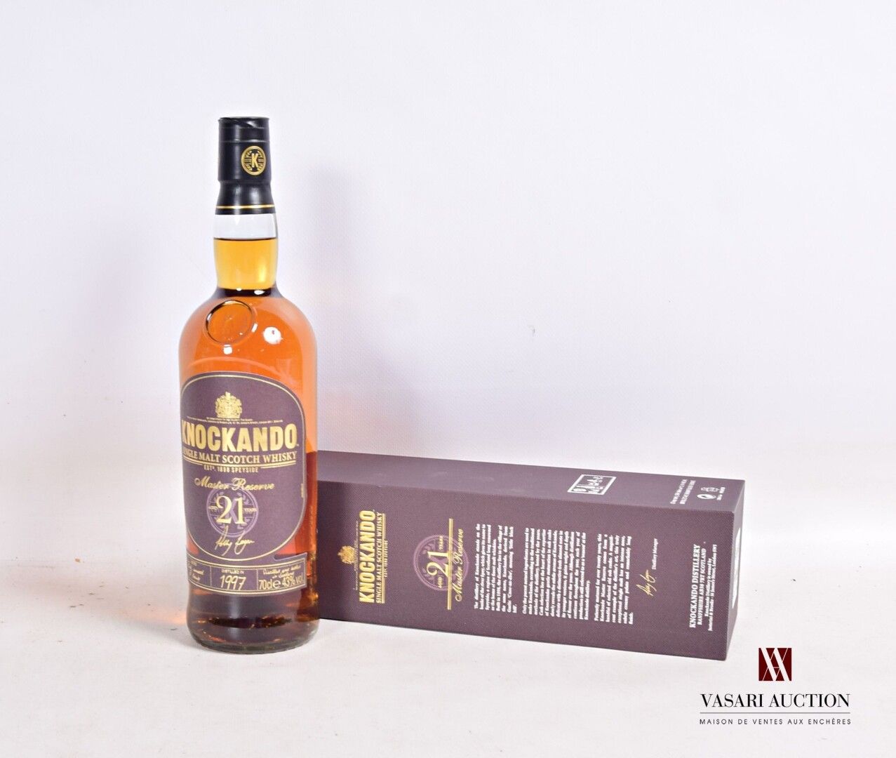 Null 1 botella de whisky escocés de malta KNOCKANDO Master Reserve de 21 años.

&hellip;