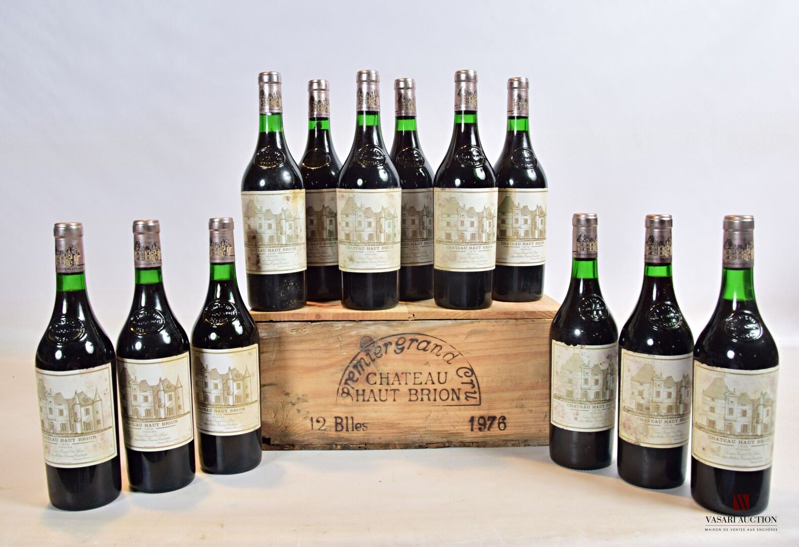 Null 12 bouteilles	Château HAUT BRION	Graves 1er GCC	1976

	Et. Un peu fanées, p&hellip;
