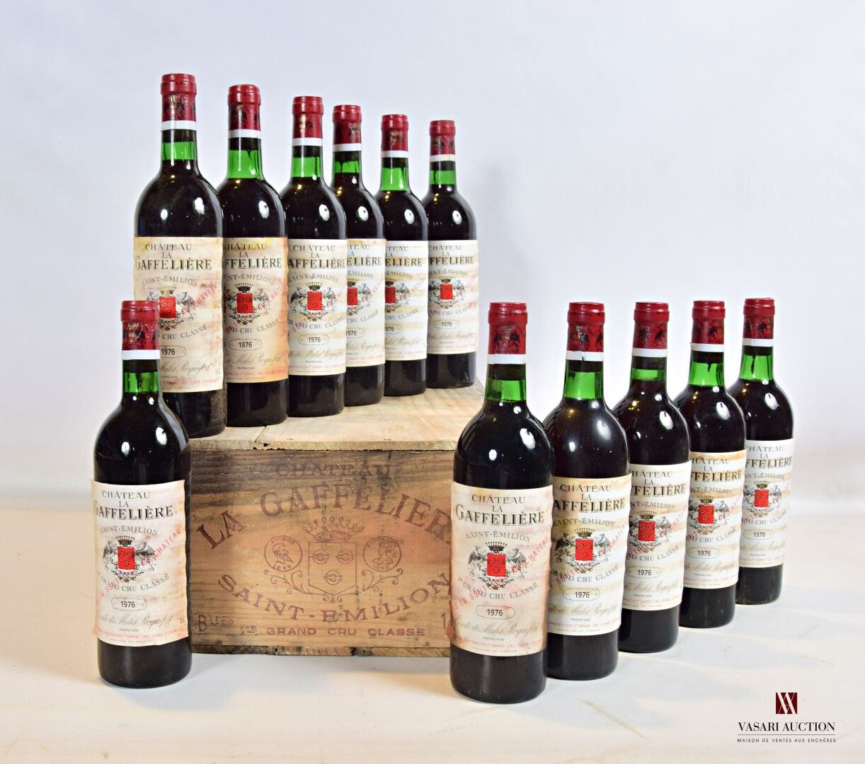 Null 12瓶 LA GAFFELIÈRE St Emilion 1er GCC 1976

	或多或少都有污点。N：6个低颈，6个低颈/高肩限制。CBO。