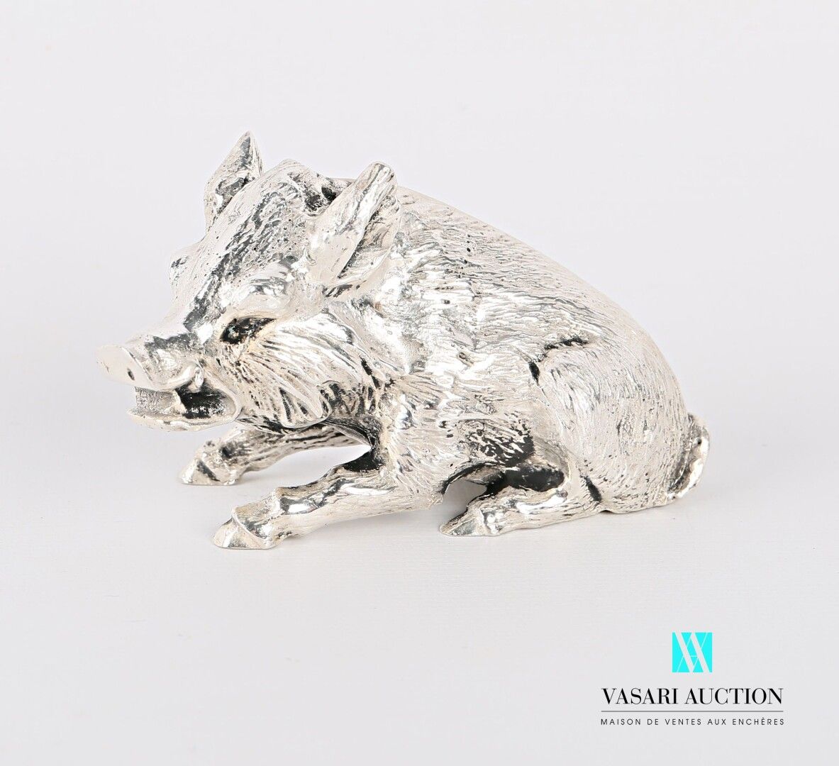 Null Silbernes Motiv mit einem sitzenden Wildschwein.

Höhe: 5,3 cm 5,3 cm - Län&hellip;