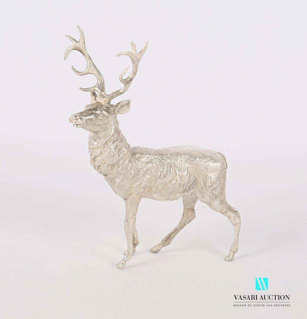 Null Soggetto d'argento con un cervo

Peso : 415,33 g - Altezza : 12 cm 12 cm - &hellip;
