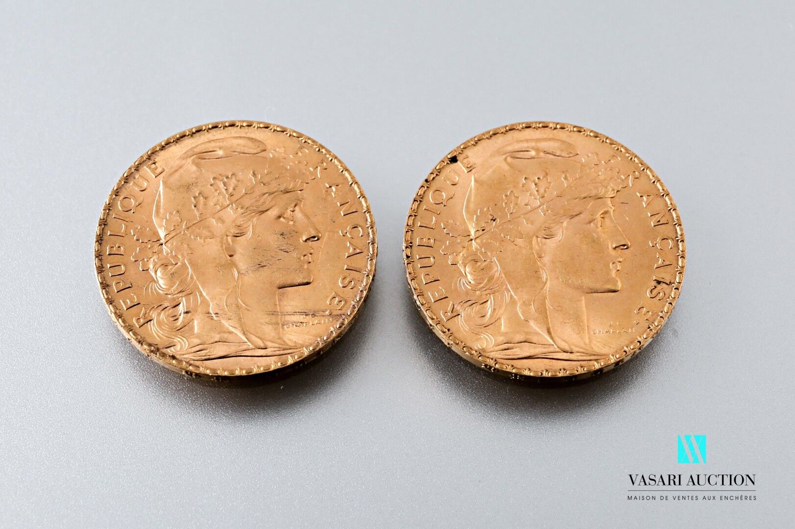 Null Dos monedas de oro de 20 francos con la imagen de Marianne y el Gallo según&hellip;