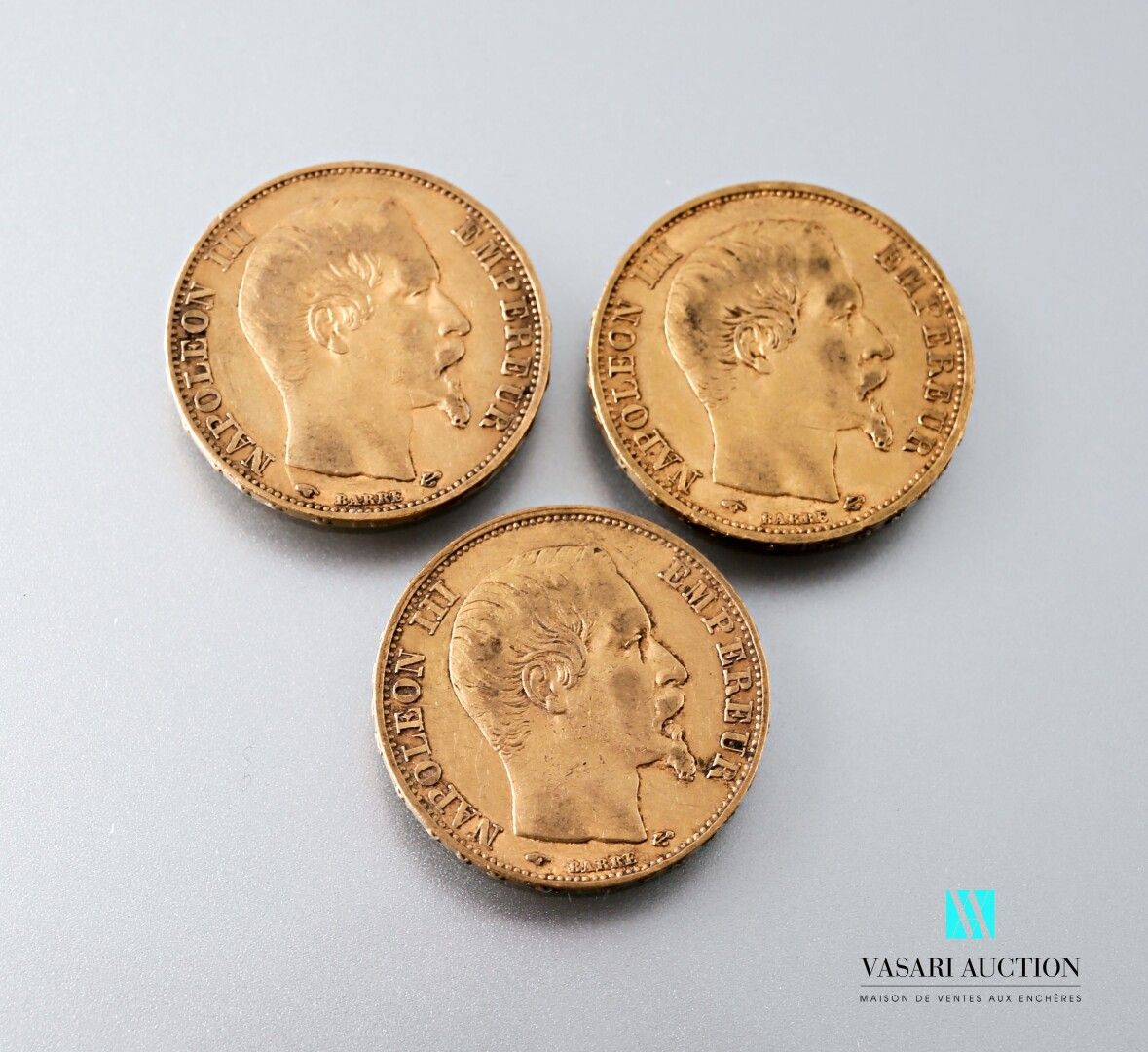 Null Tre monete d'oro da 20 franchi che mostrano Napoleone III a capo scoperto i&hellip;