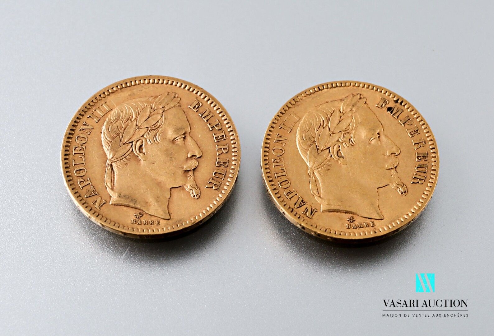 Null 两枚20法郎的金币，图案是拿破仑三世的月桂头，由Albert-Désiré Barre刻制，1864年，A工作室（巴黎）。

重量：12.85克