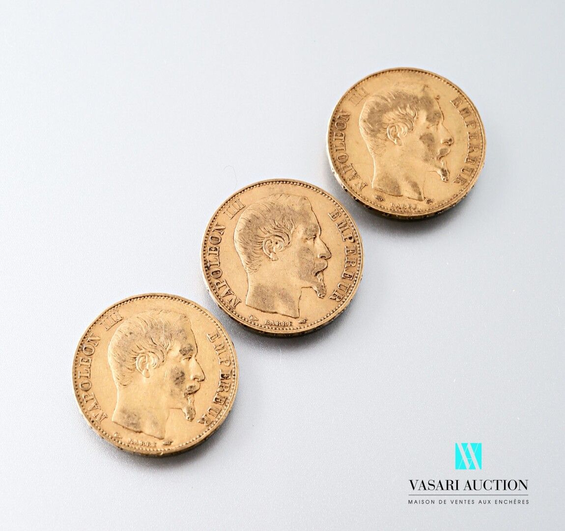 Null 三枚显示拿破仑三世光头的20法郎金币，由Albert-Désiré Barre刻制，1855年，A工作室（巴黎）。

重量 : 19,30 g