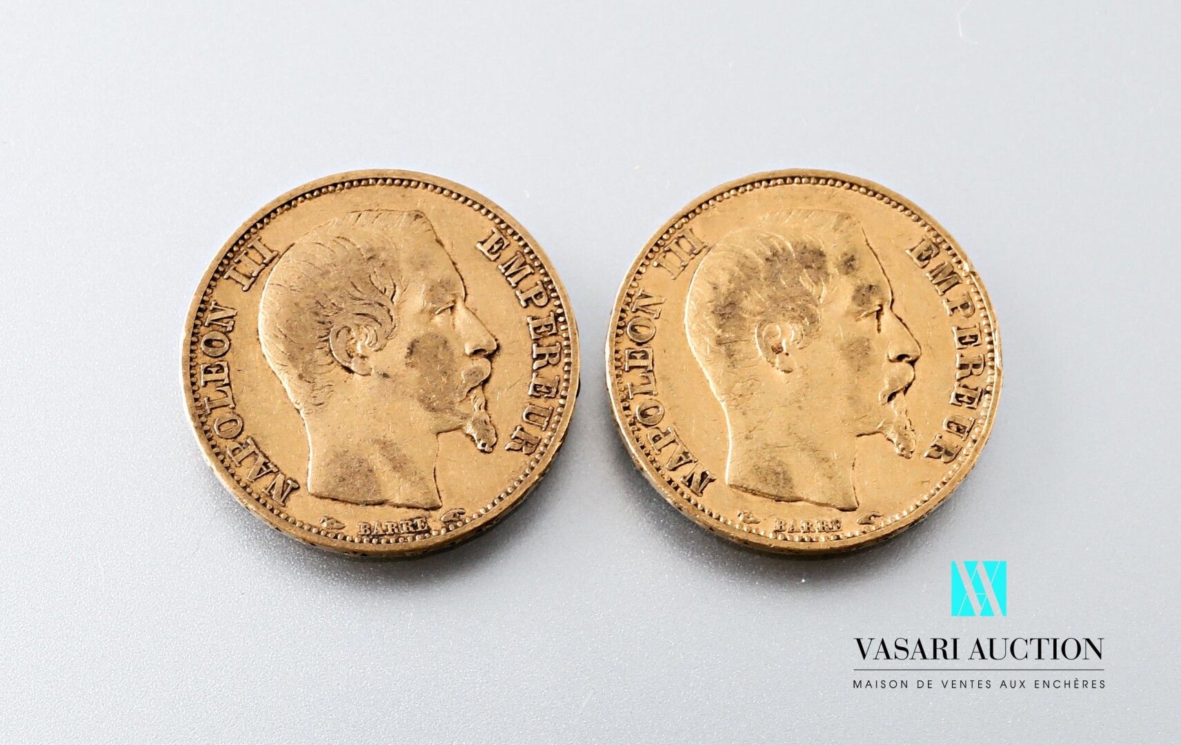Null 两枚20法郎金币，图案为拿破仑三世光头，由阿尔伯特-德西雷-巴雷刻制，1853年，A工作室（巴黎）。

重量 : 12,78 g