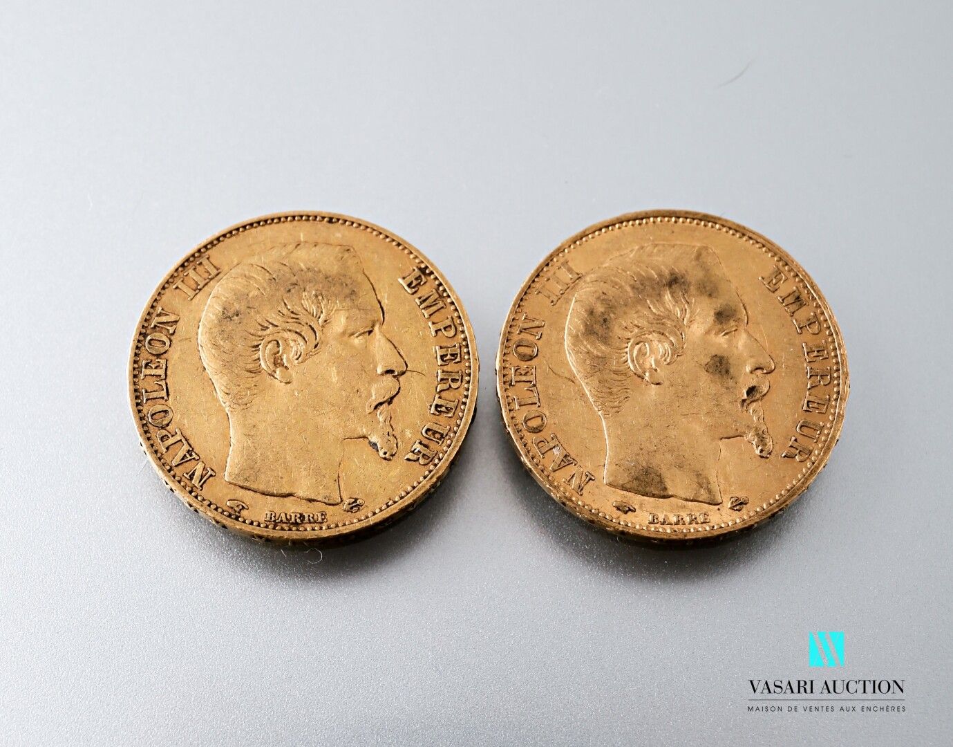 Null 两枚20法郎金币，图案为拿破仑三世光头，由阿尔伯特-德西雷-巴雷刻制，1857年，A工作室（巴黎）。

重量 : 12,83 g
