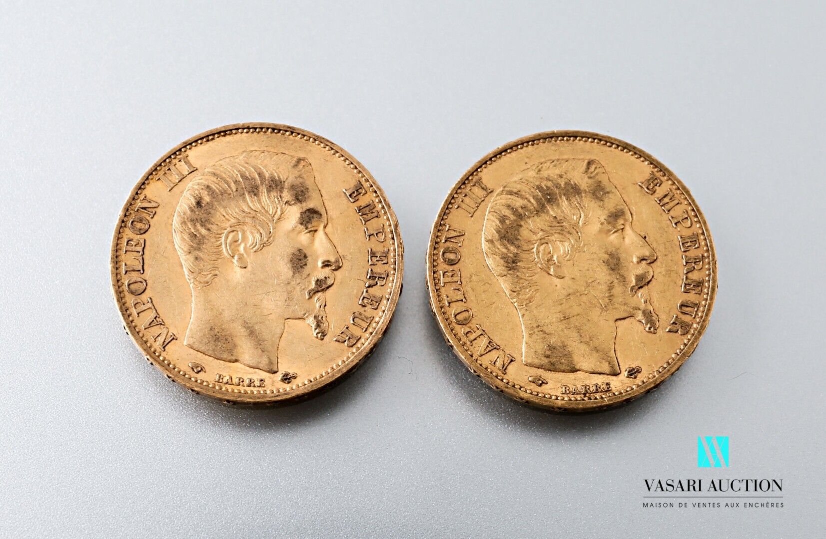Null 两枚20法郎金币，图案为拿破仑三世光头，由阿尔伯特-德西雷-巴雷刻制，1859年，A工作室（巴黎）。

重量 : 12,83 g