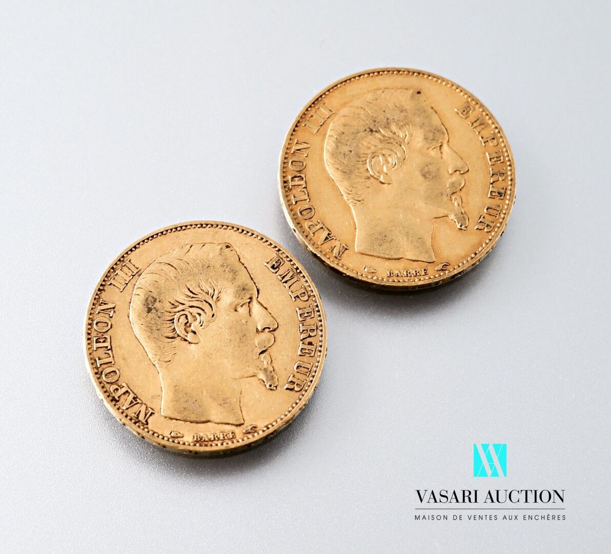 Null 两枚20法郎金币，图案为拿破仑三世光头，由阿尔伯特-德西雷-巴雷刻制，1854年，A工作室（巴黎）。

重量 : 12,80 g