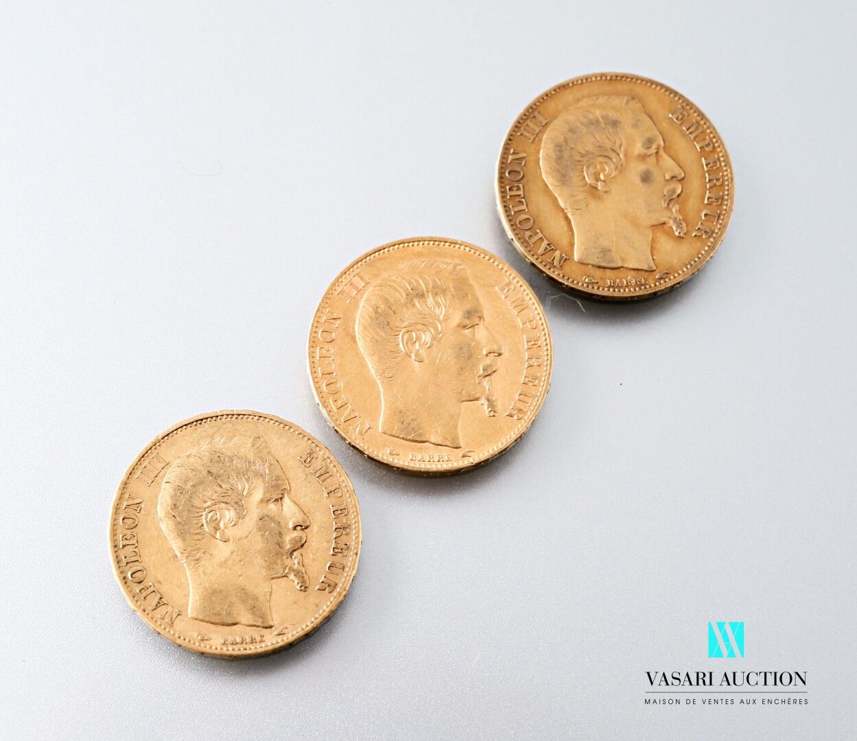 Null 三枚显示拿破仑三世光头的20法郎金币，由Albert-Désiré Barre刻制，1854年，A工作室（巴黎）。

重量 : 19,22 g