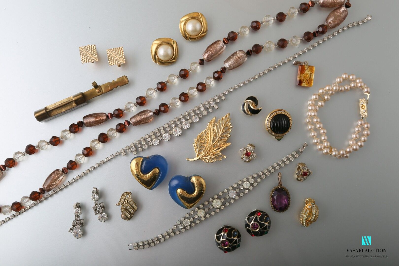 Null 一批服装珠宝，包括一条玻璃珠项链，一个装饰艺术风格的金属和水钻套装，一个两股服装珠子手镯，两个胸针，一对方形袖扣，五对耳夹，包括一个签名的查理和三个孤&hellip;