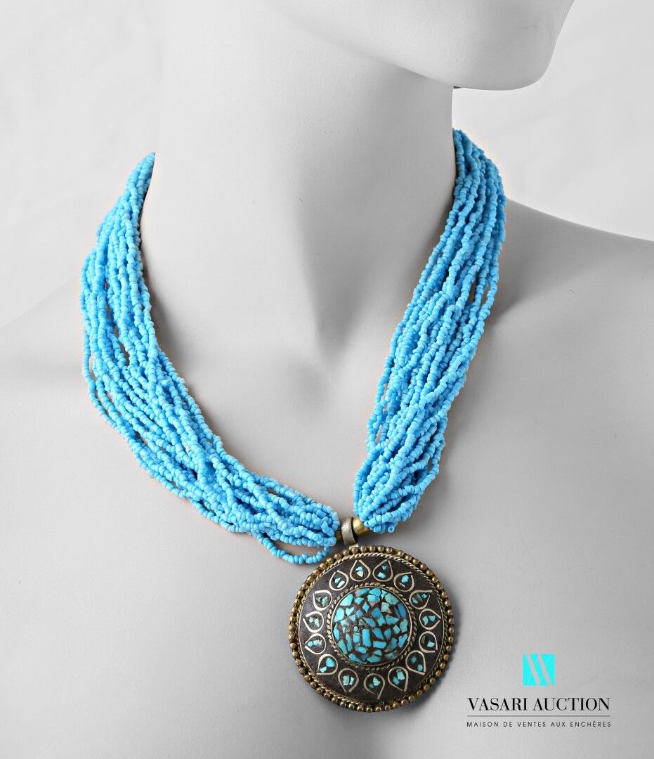 Null Gedrehte Halskette im Ethno-Stil mit Reihen von türkisfarbenen Perlen, die &hellip;
