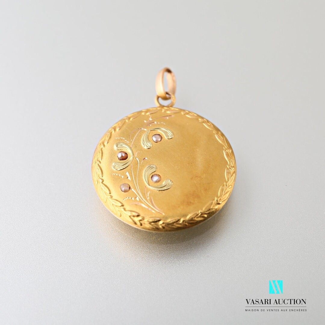 Null 750千分之一的黄金和绿金圆形吊坠，装饰有半颗珍珠的槲树枝，大约在1910年。 

毛重：2,4克。标有一个鹰头。