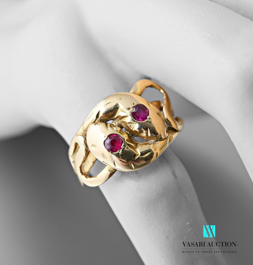 Null 千分之七十五的黄金蛇形戒指，由两条交织的蛇组成，蛇头镶嵌着两颗红色宝石

毛重：7.5克 手指大小：63 磨损。