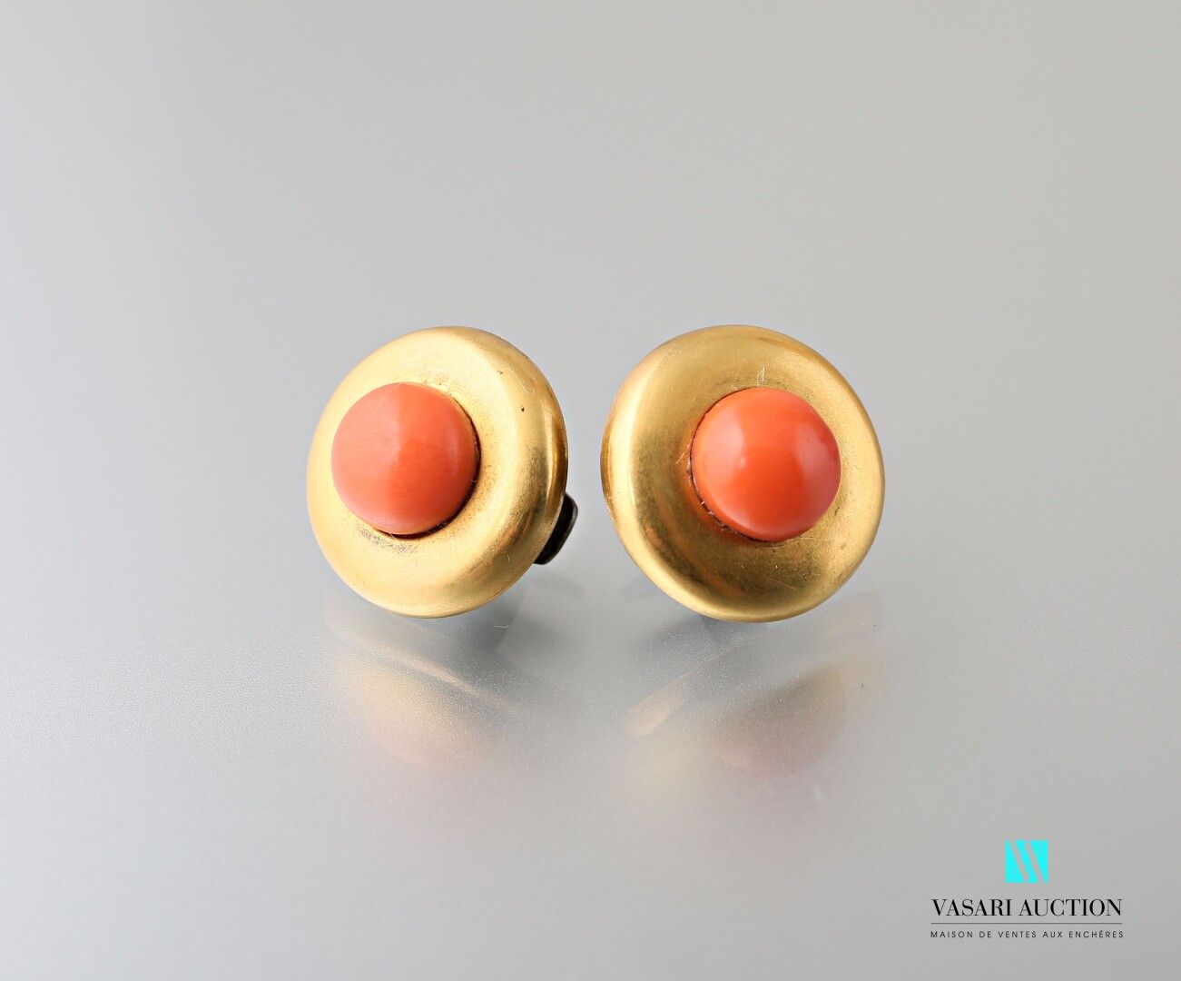Null Pair of cufflinks, round motives in yellow gold 750 thousandths set with ca&hellip;