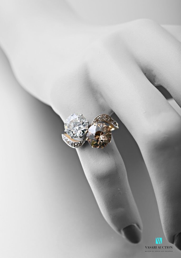 Null Toi et Moi "黄金戒指，75万分之一，镶嵌两颗老式主钻：一颗白钻和一颗白兰地色，配以玫瑰切割钻石

毛重：6.2克 手指尺寸：57

白兰地&hellip;