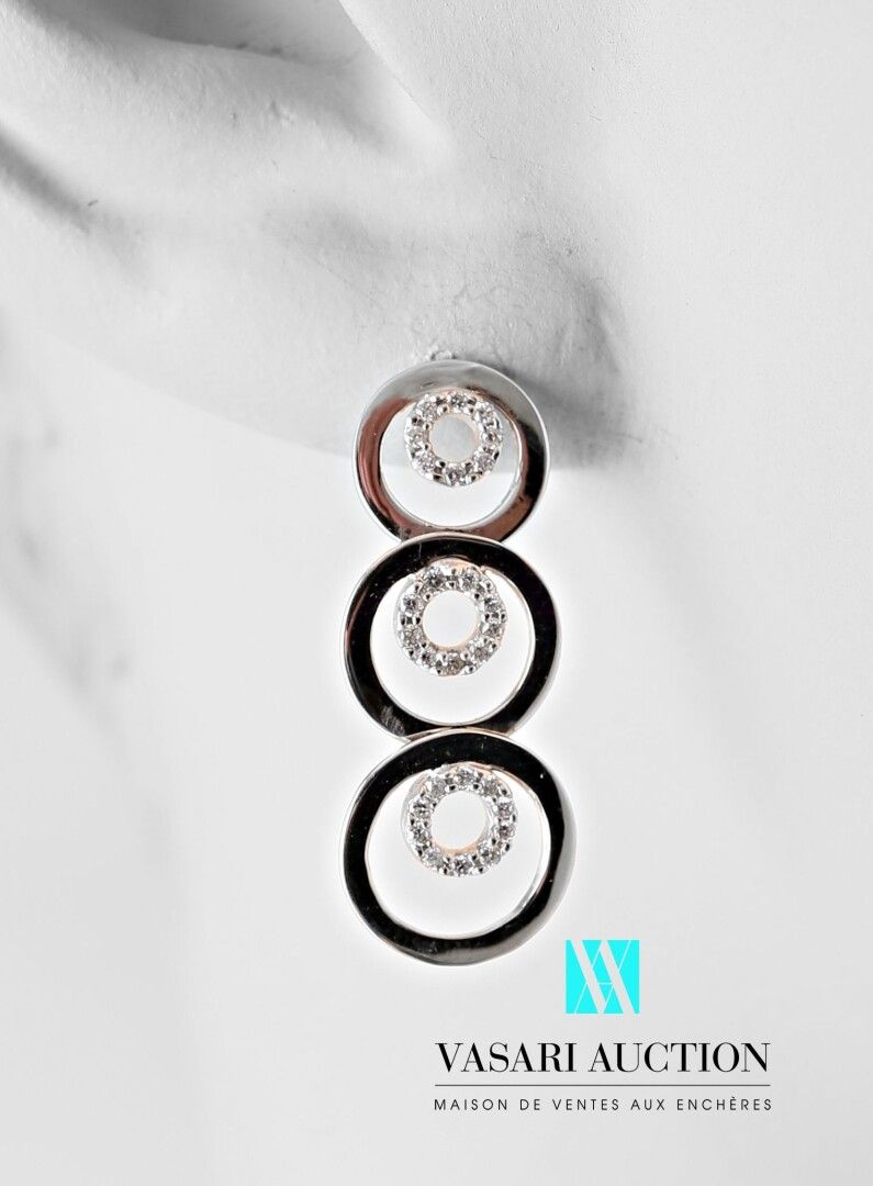 Null 750千分之一白金耳环一对，装饰有六个递减的圆圈，圆圈内部装饰有明亮式切割钻石，比利时按钮式表扣。

毛重：3.98克 - 长度：2.5厘米