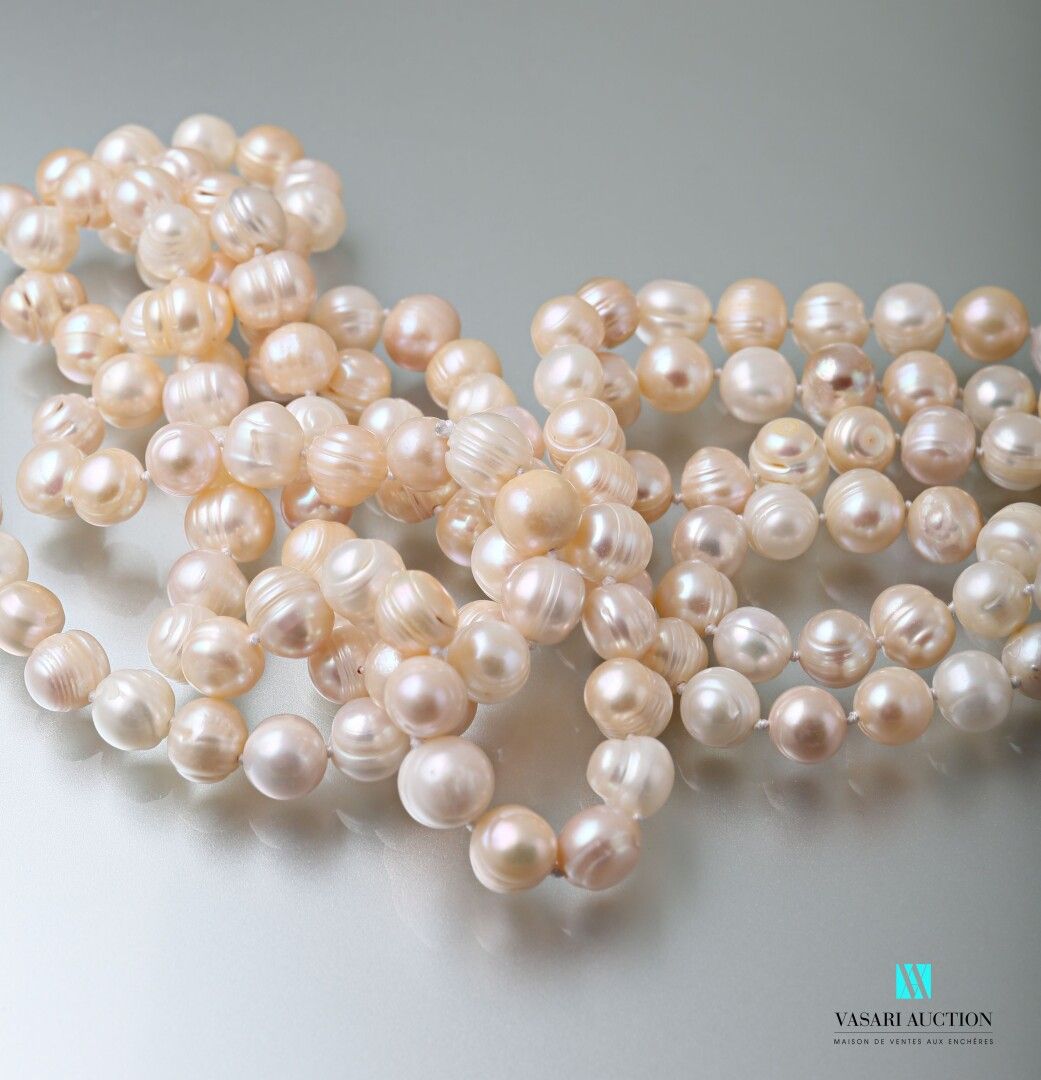 Null 淡水珍珠制成的长项链，颜色为粉白色。

长度：68.5厘米