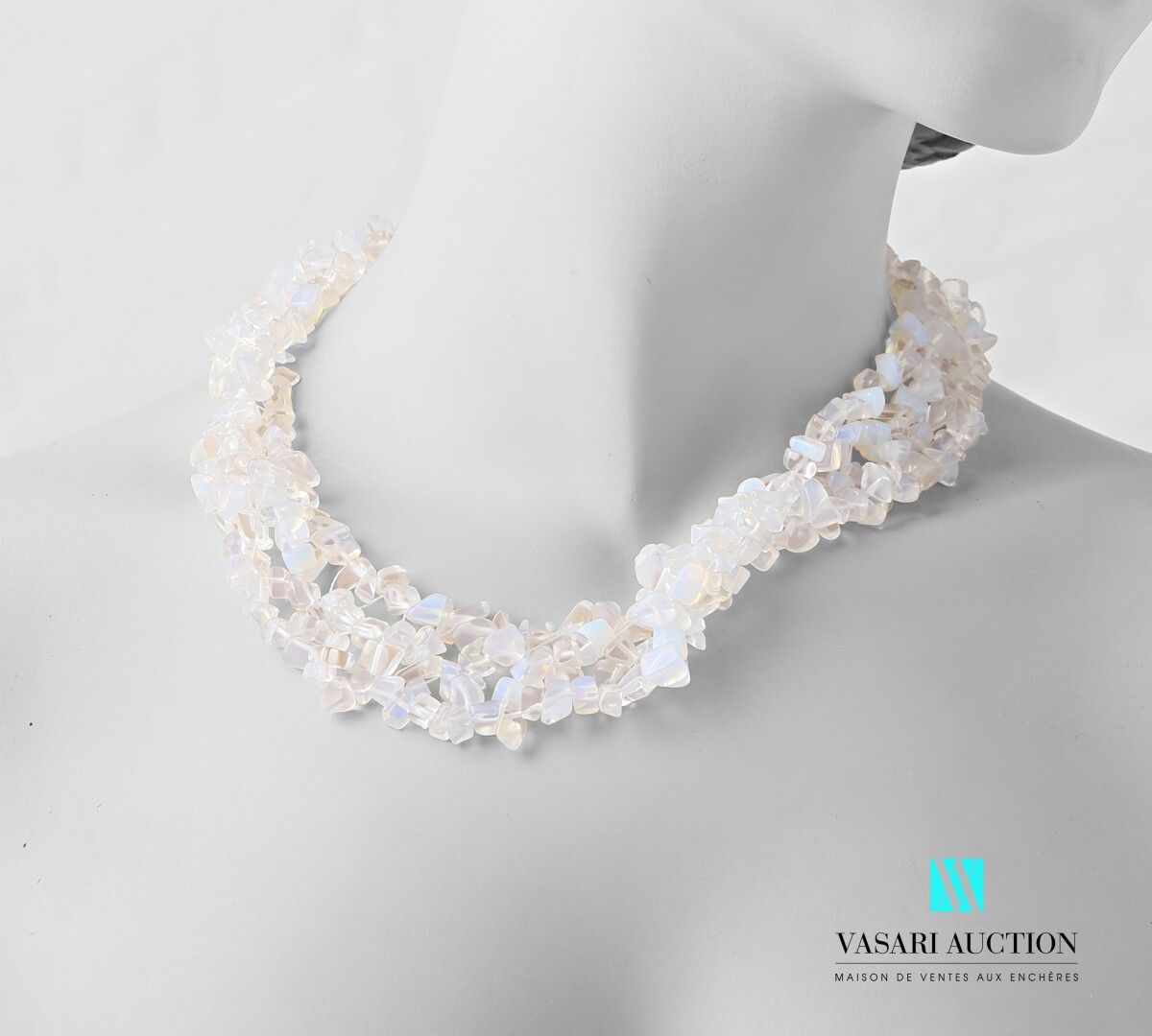 Null Twisted necklace decorated with opaline pastilles.

Length : 43,5 cm