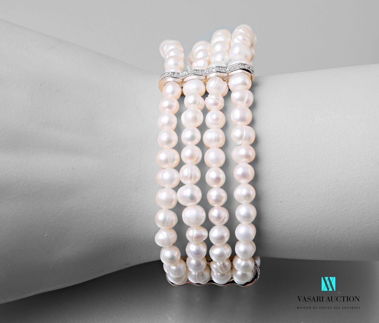 Null Bracelet à quatre rangs de perles d'eau douce sur cordon élastique agrément&hellip;