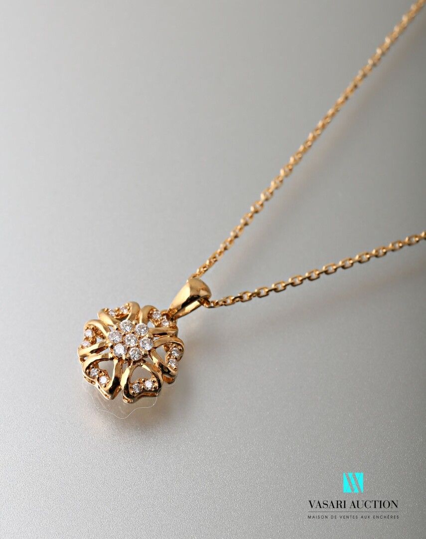 Null Chain and its flower pendant in yellow gold 750 thousandth with openwork bo&hellip;