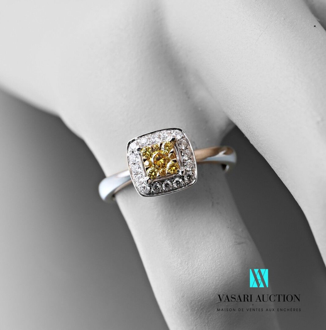 Null 75万白金戒指，中央镶嵌9颗 "水仙花 "钻石，共重约0.15克拉，周围是一排现代切割的白钻。

毛重：3.70克 - 手指尺寸：50.5